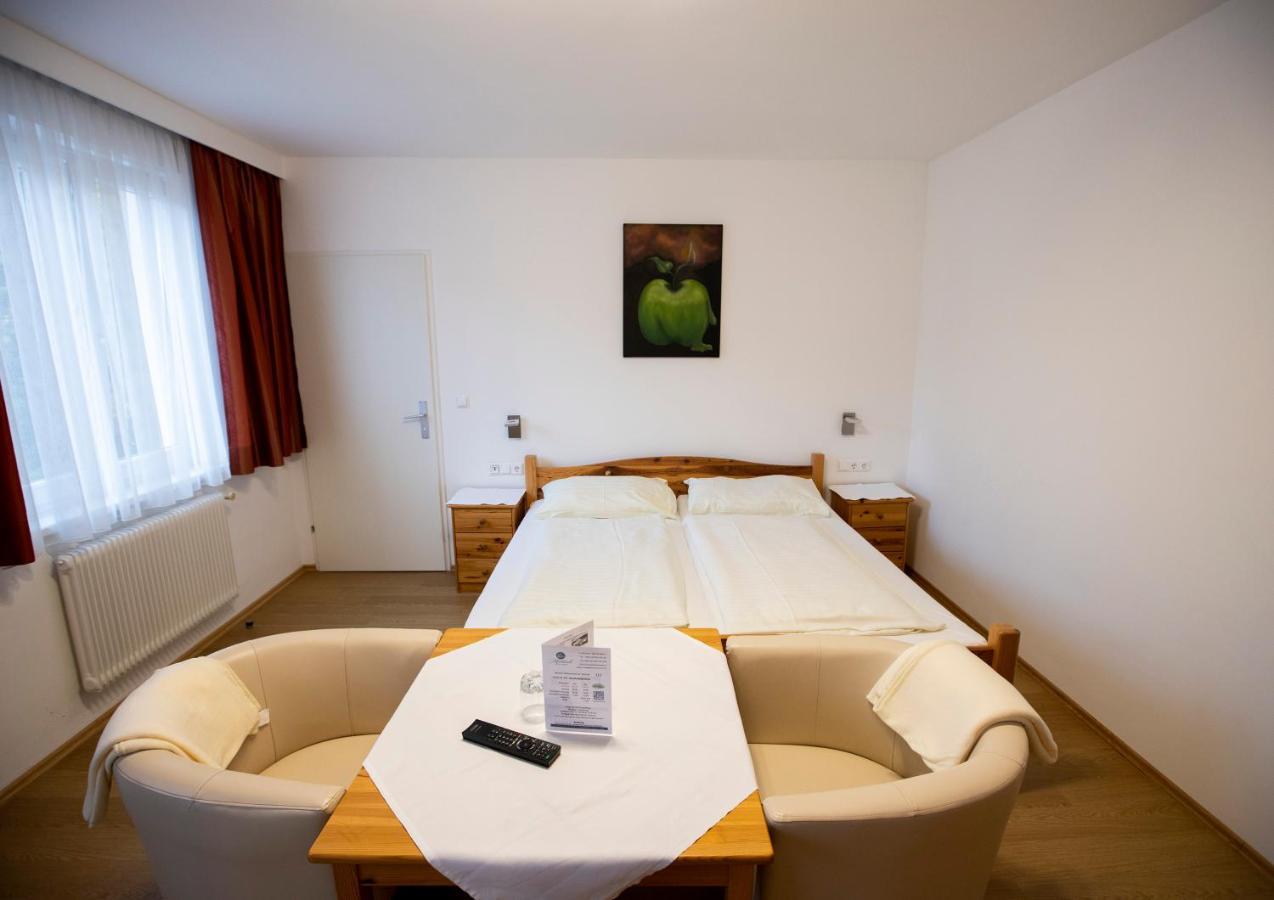 Hotel-Gasthof Martinek Baden bei Wien Esterno foto