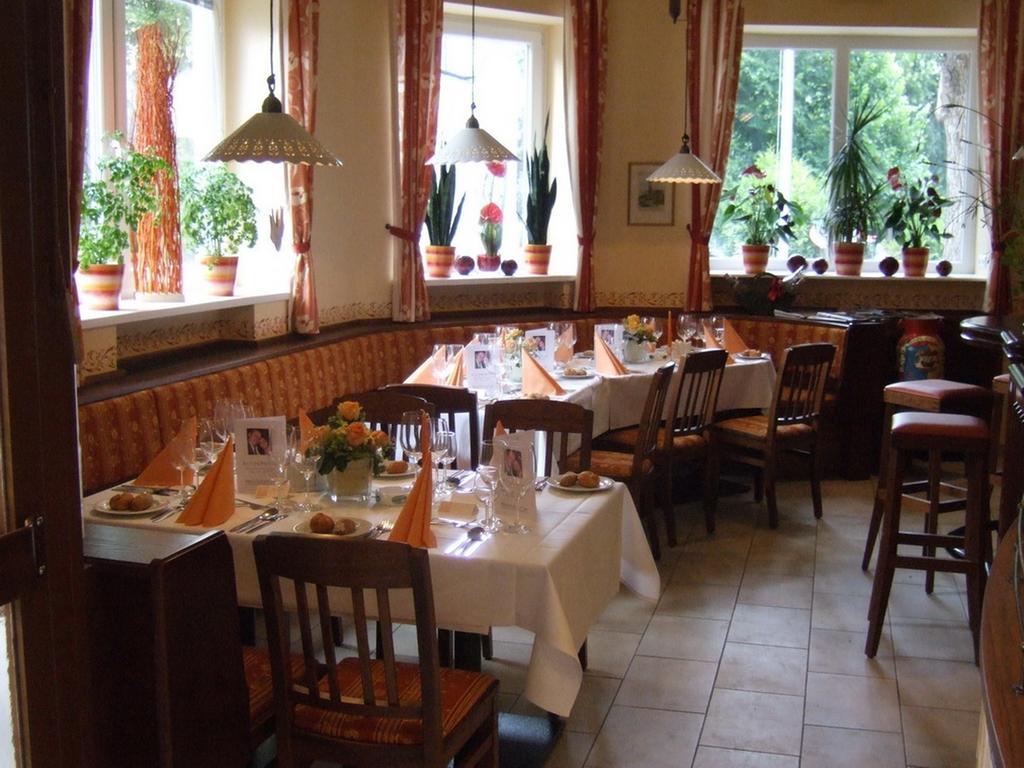Hotel-Gasthof Martinek Baden bei Wien Esterno foto