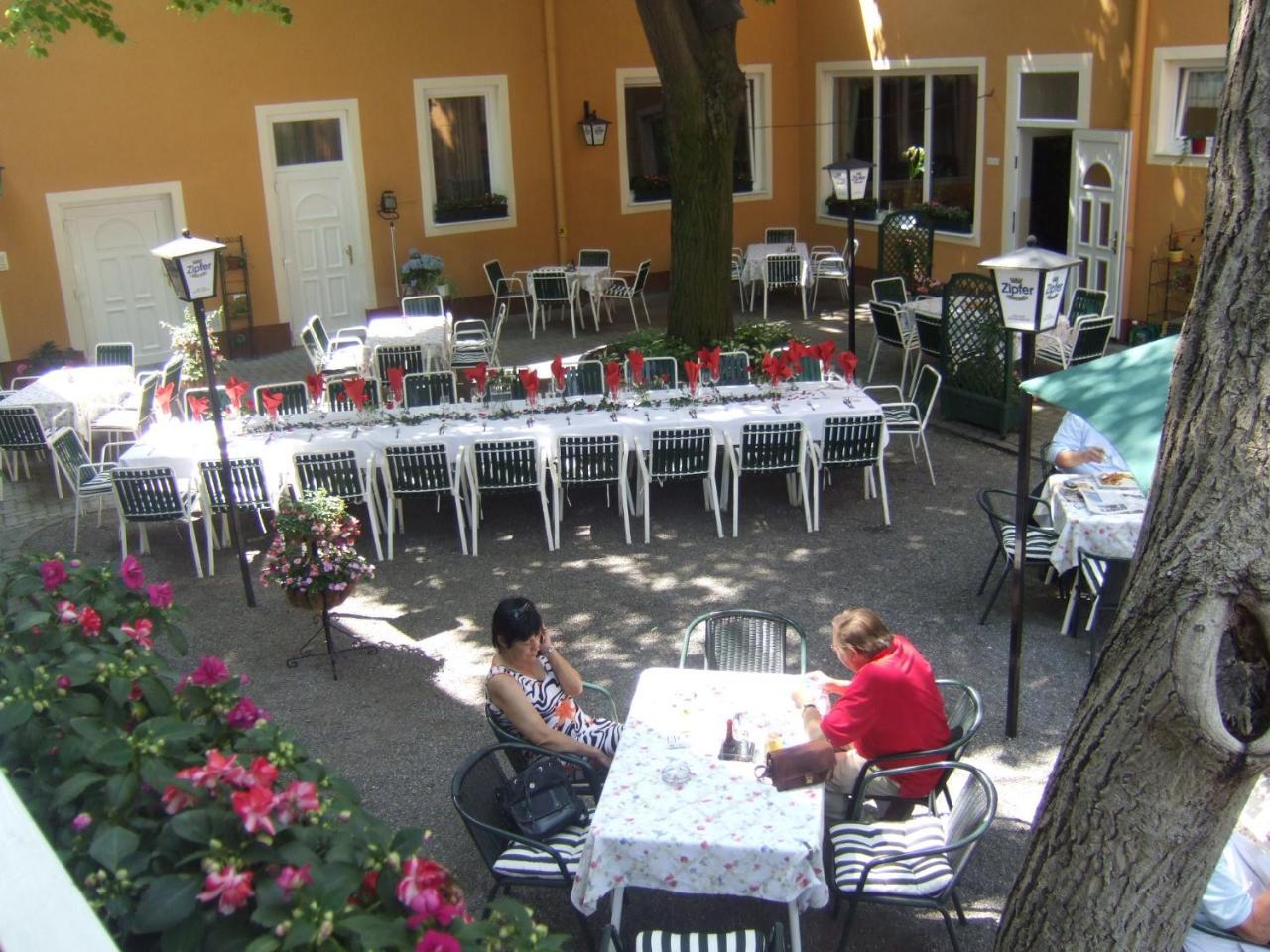 Hotel-Gasthof Martinek Baden bei Wien Esterno foto